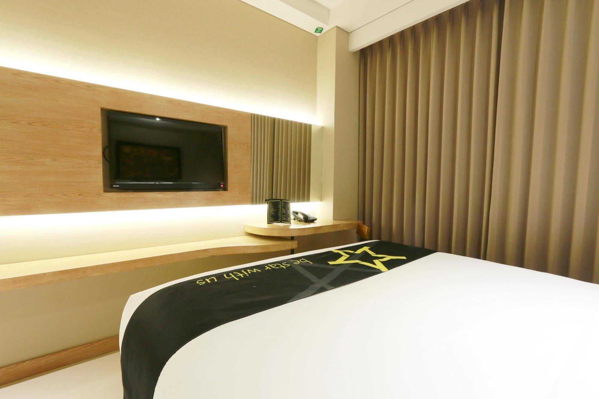 Yellow Star Gejayan Hotel Yogyakarta Exteriér fotografie