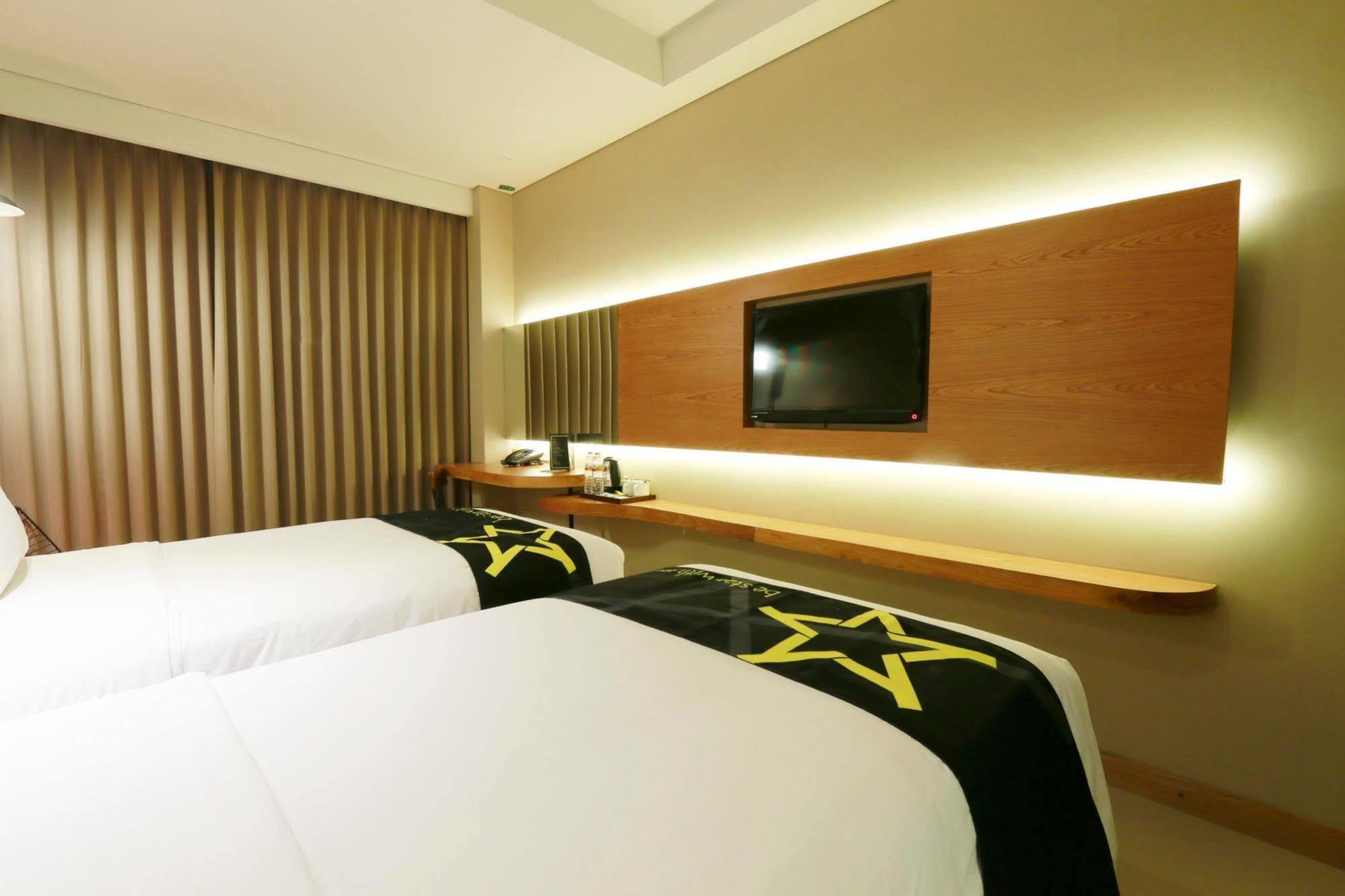 Yellow Star Gejayan Hotel Yogyakarta Exteriér fotografie